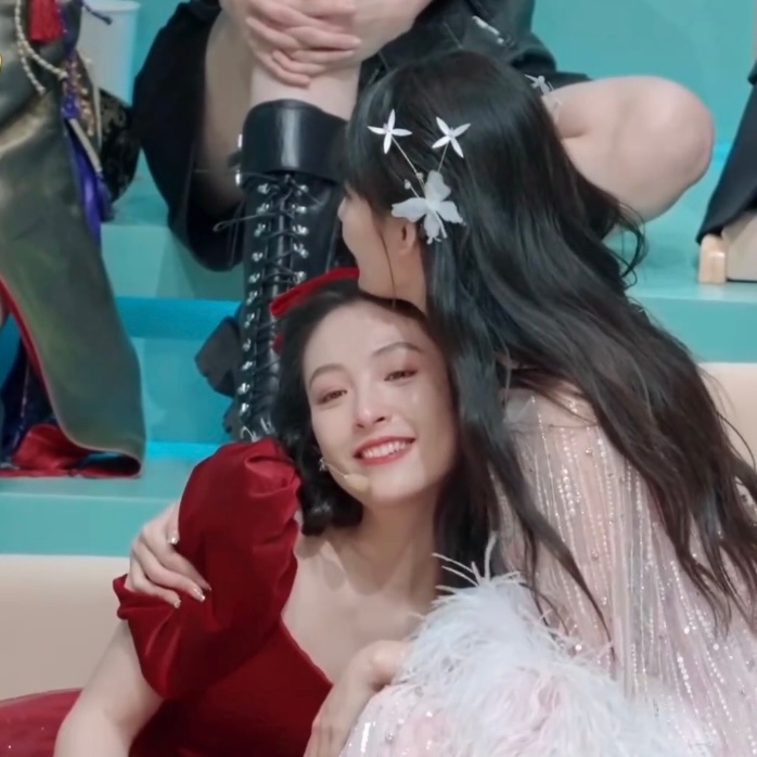 张嘉倪拥抱鼓励吴倩