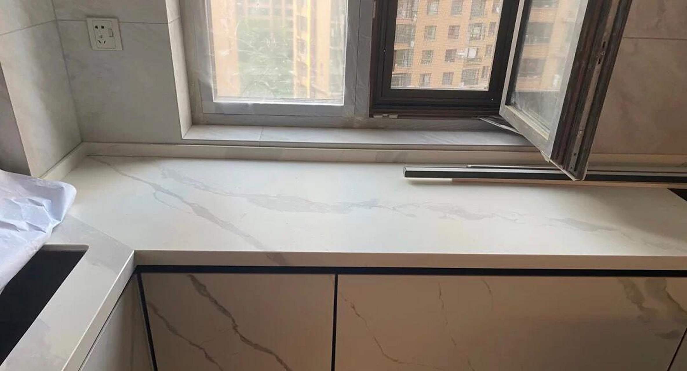 这次装修,我们强行把厨房的台面,由石英石和大理石这种常见的材质改为