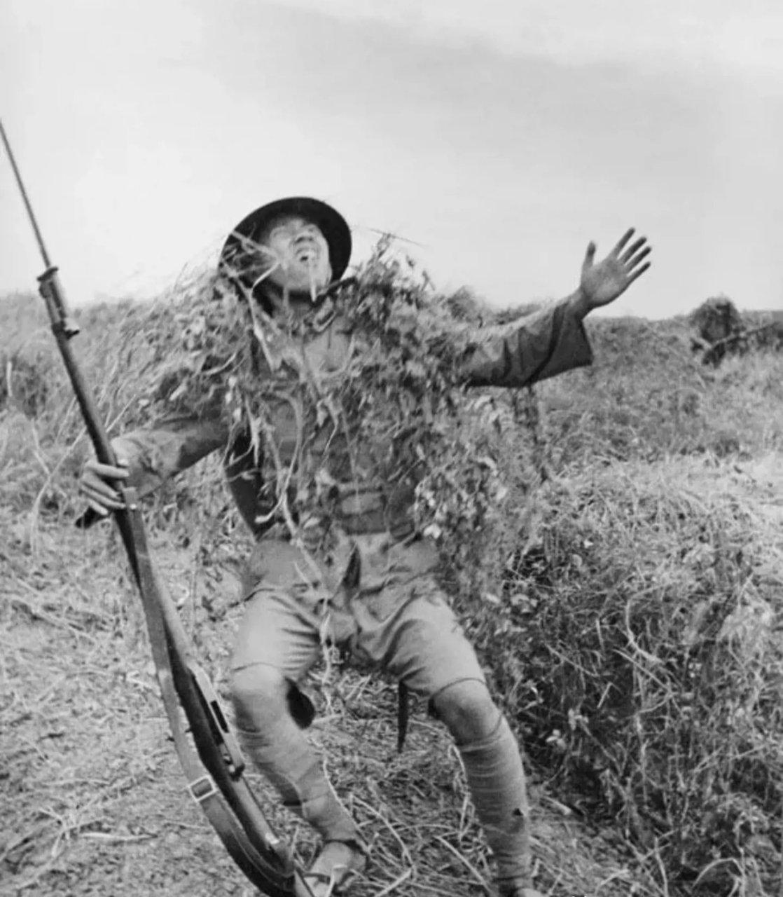 历史老照片:  一名中国士兵被日寇击中,在他中弹倒地的一瞬间,《柏林