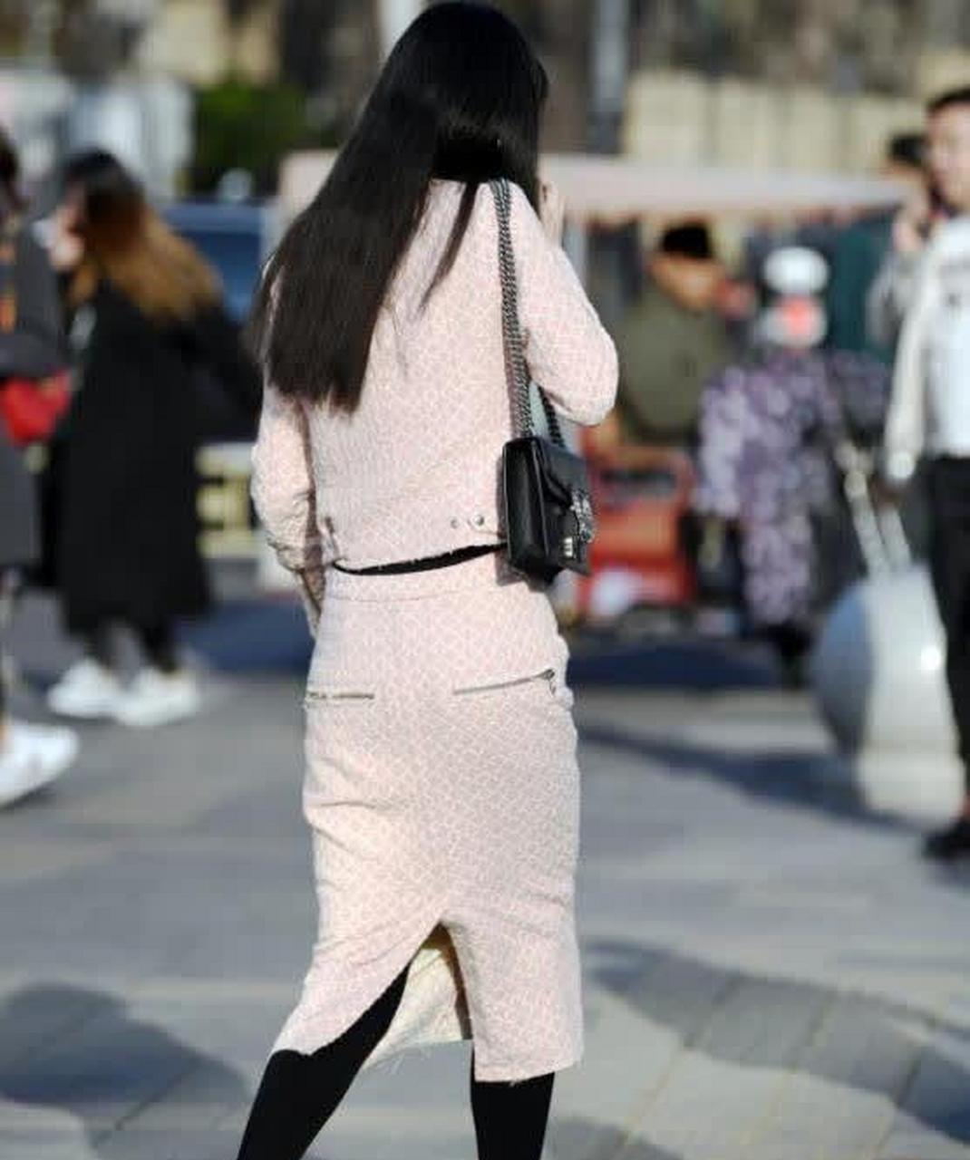 雪肤花貌的小姐姐,一件黑色一字肩配牛仔短裤,时尚女神范