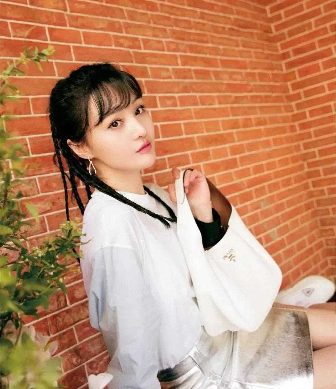 郑爽因为代孕,弃养受到了多家官媒点名批评.