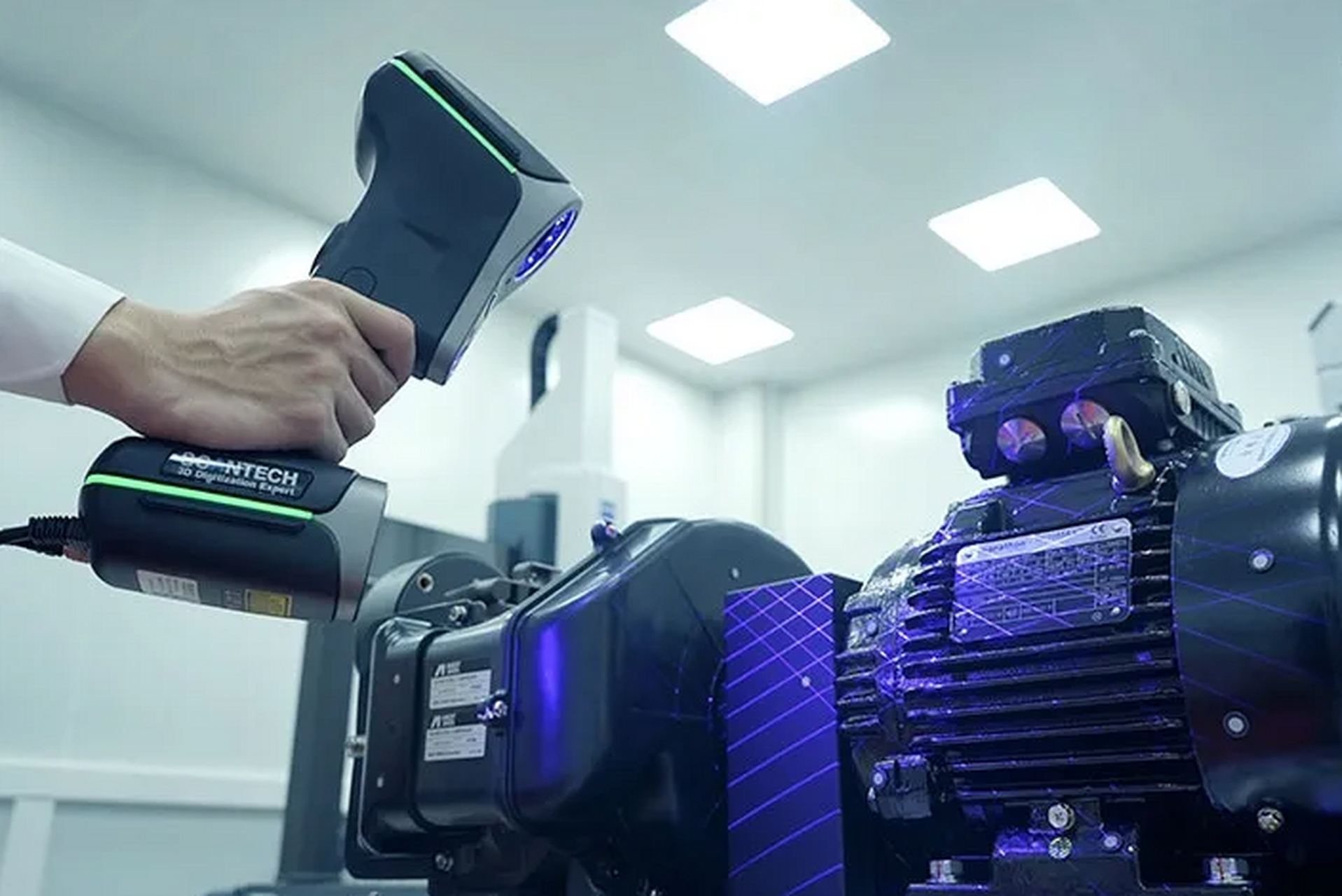 1) 仪器上的两组相机可以分别获得投影到被扫描对象上的激光,该尖光