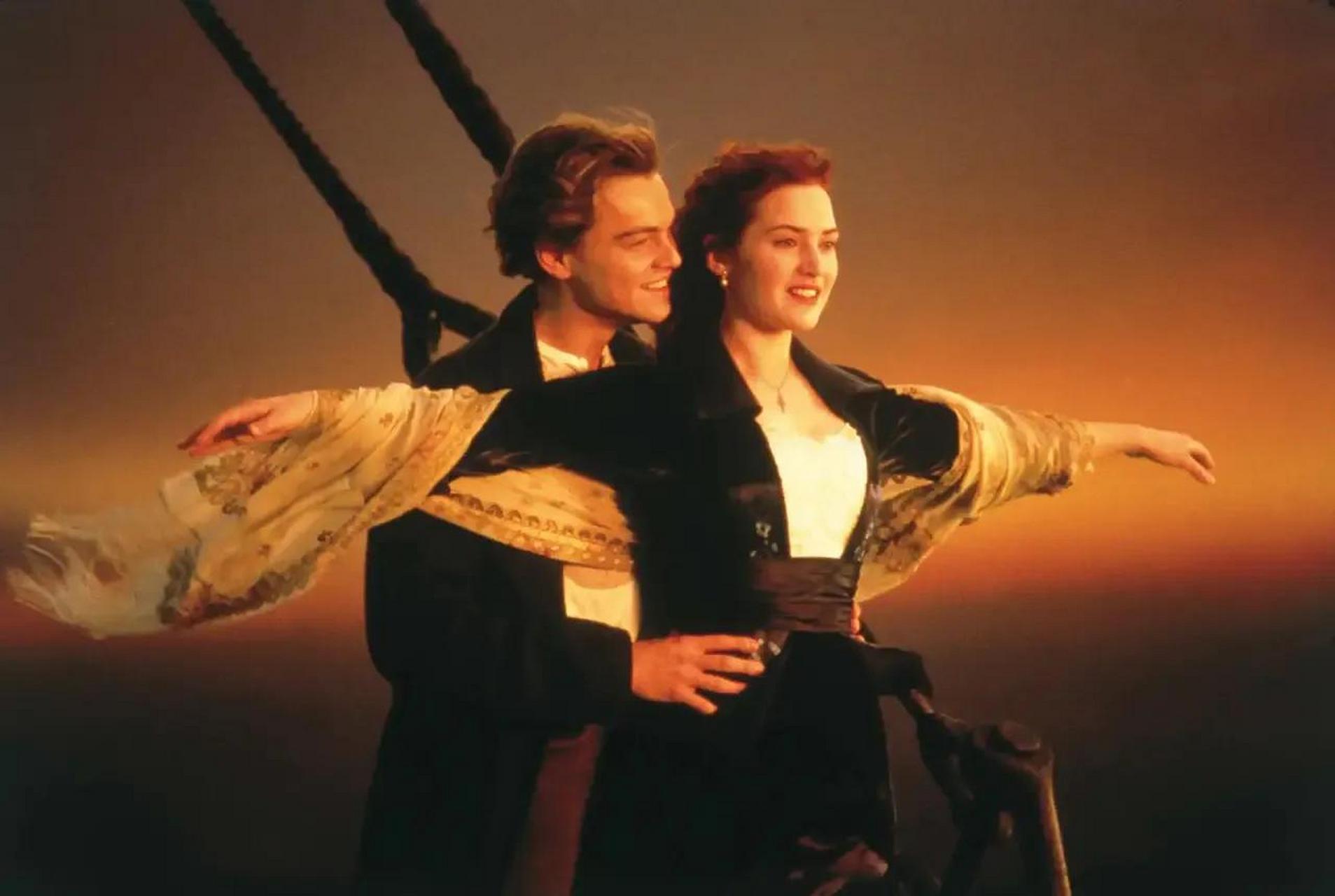 《泰坦尼克号》的俩主角小李子和温斯莱特,当年的露丝变成了"肉丝",小