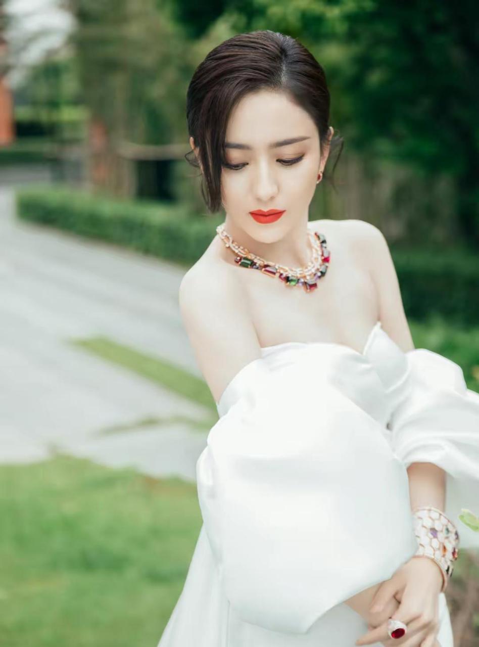 作为八零后的当红女星,佟丽娅经历很多,到现在她在娱乐圈是越来越如鱼