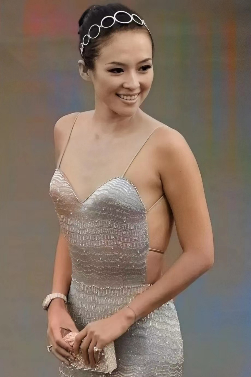 章子怡早年间的红毯造型真的很拼,对于明星来说能火比任何东西都重要