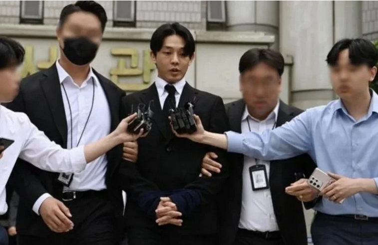 刘亚仁受访时被路人泼水