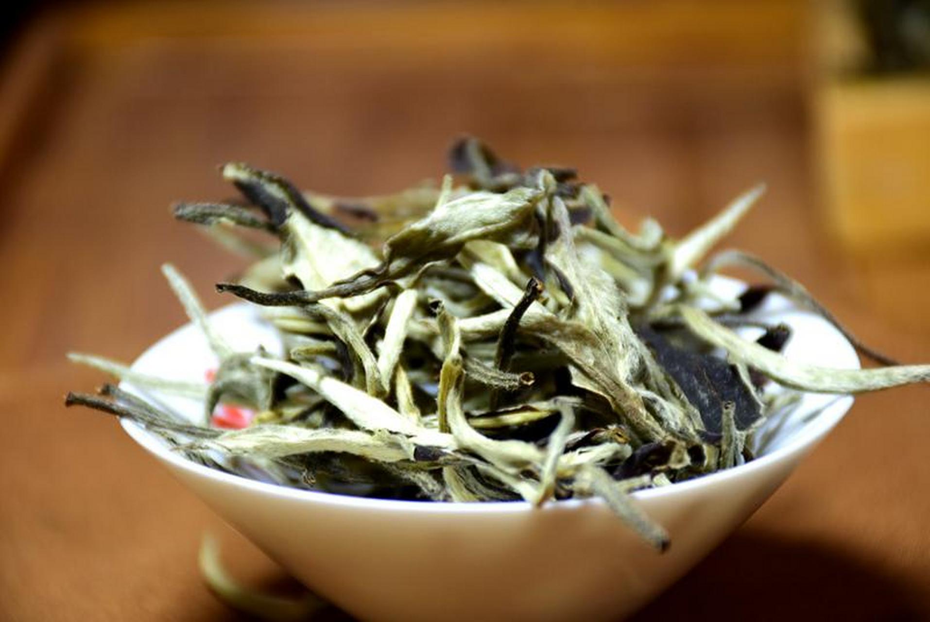 "月光白"茶名字的由来#茶# #茶知识#   月光白茶,也被称为月光茶,是