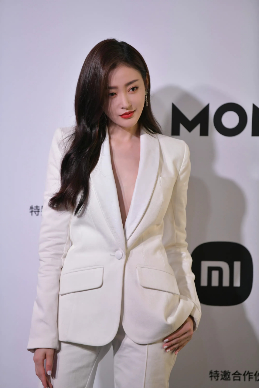 "深v西装,修长美腿",没受情伤时的张天爱身材完美!