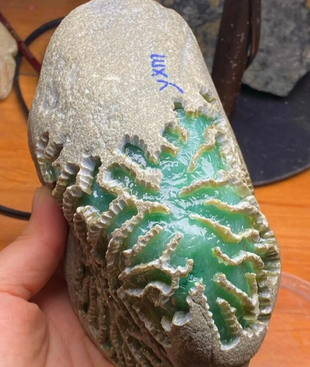 6公斤,南齐老皮壳,料形完整,开窗出色浓晴底,手镯有几条.