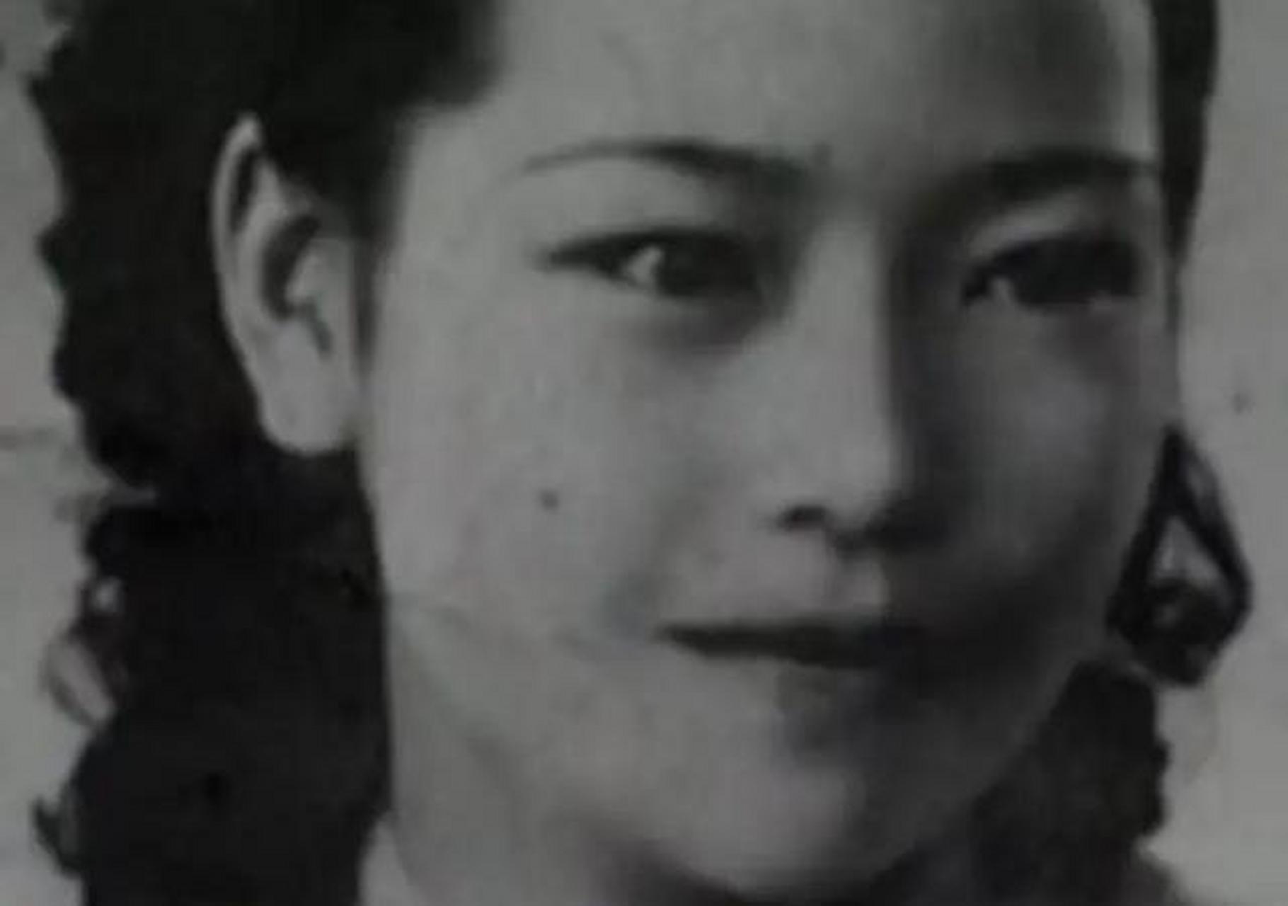 蔡若曙长得非常美丽,出身也很好,24岁时嫁给国民党将领黄维,并生下三