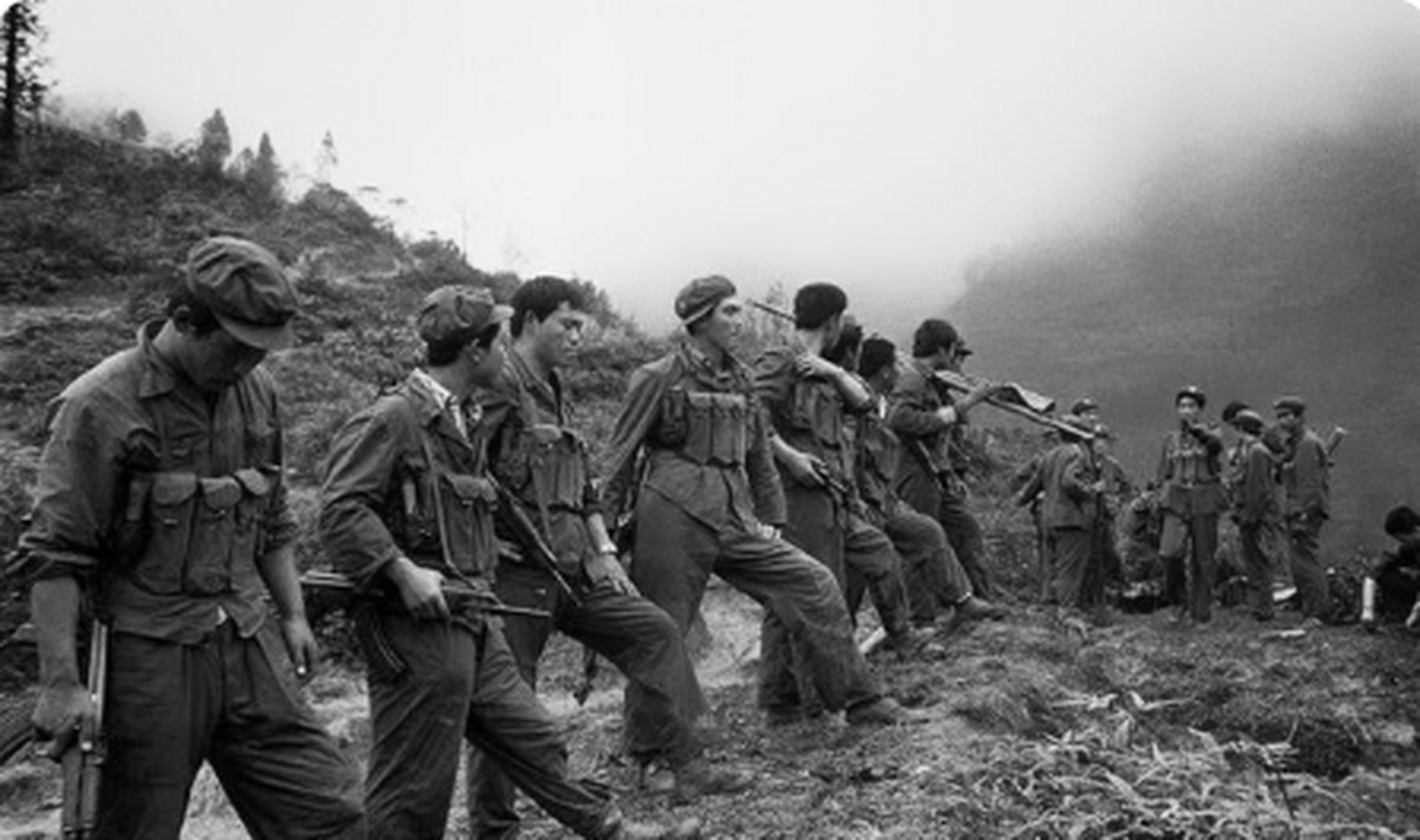 1986年,在老山前线,战士们正在猫耳洞中躲雨,外面是瓢泼大雨,突然