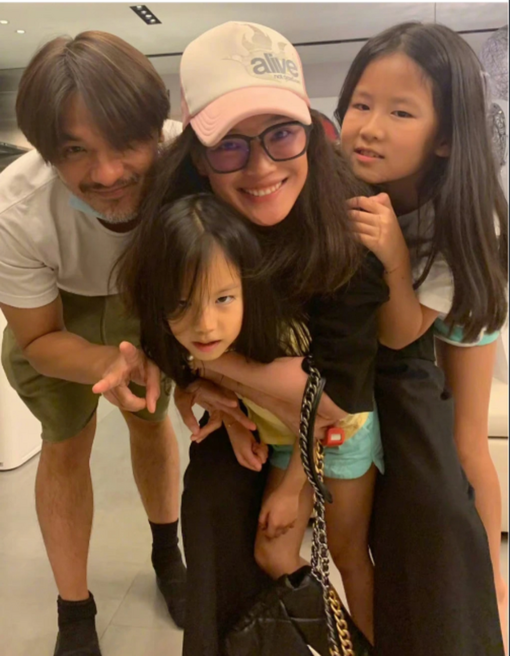 近日,女星舒淇度过了自己47岁生日,圈内好友陈坤