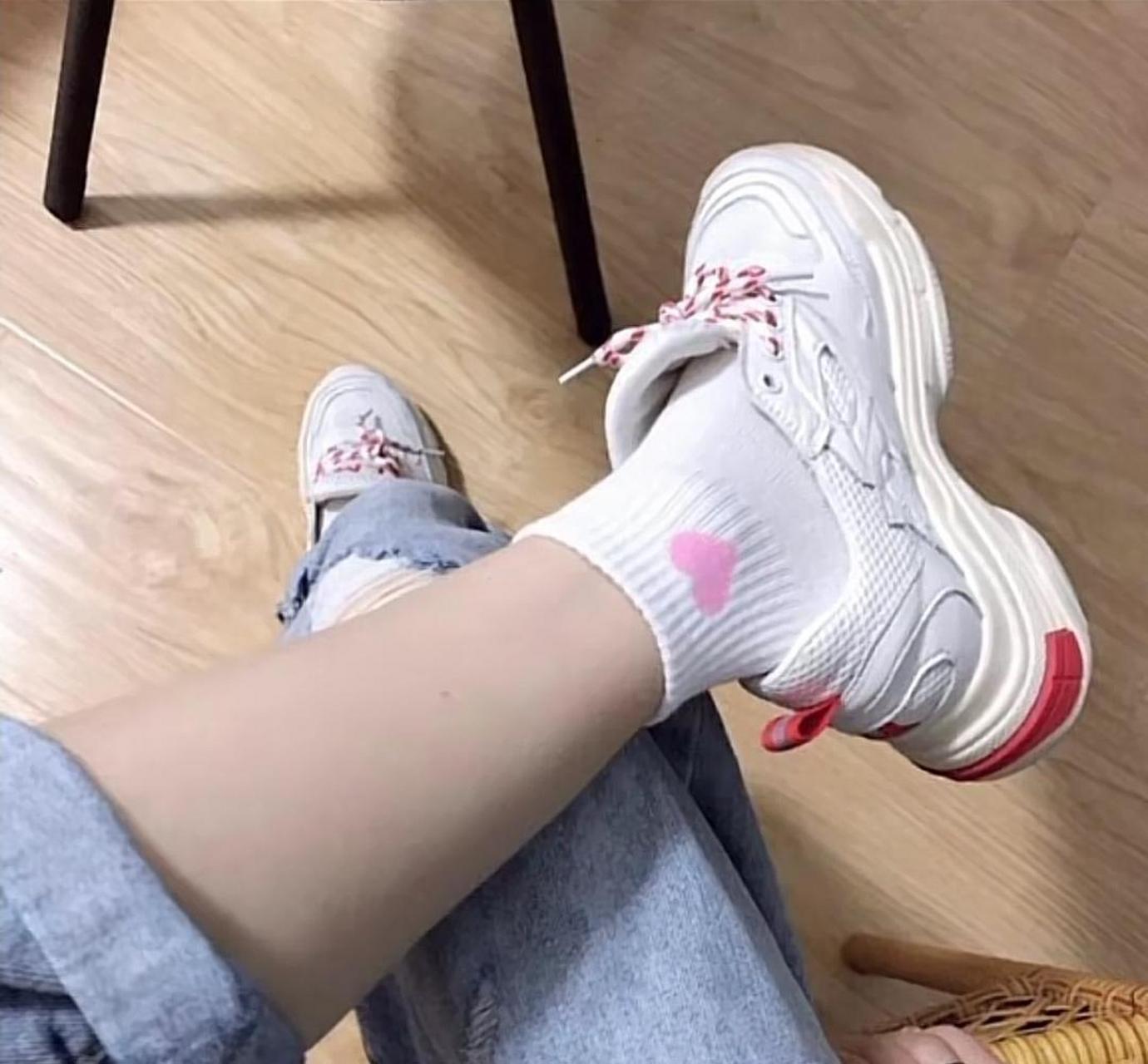 为什么感觉女孩子的白袜子能一直保持辣么白