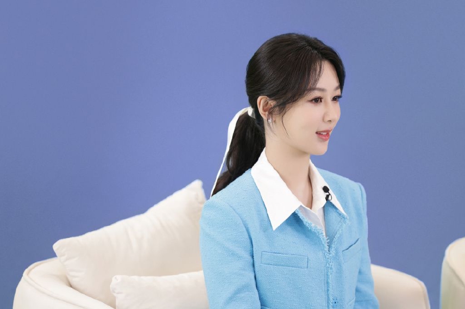 杨紫# 杨紫最新活动照片,蓝色职业装,看起来清纯中成熟,小清新中酉栽