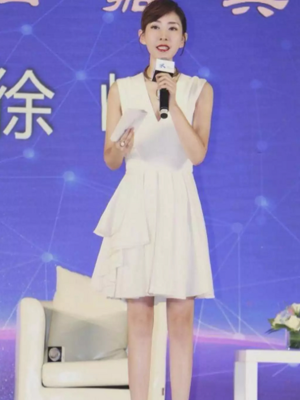 央视主播李霞消失多年露面,素颜皮肤黑,曾火出国拍时代周刊封面