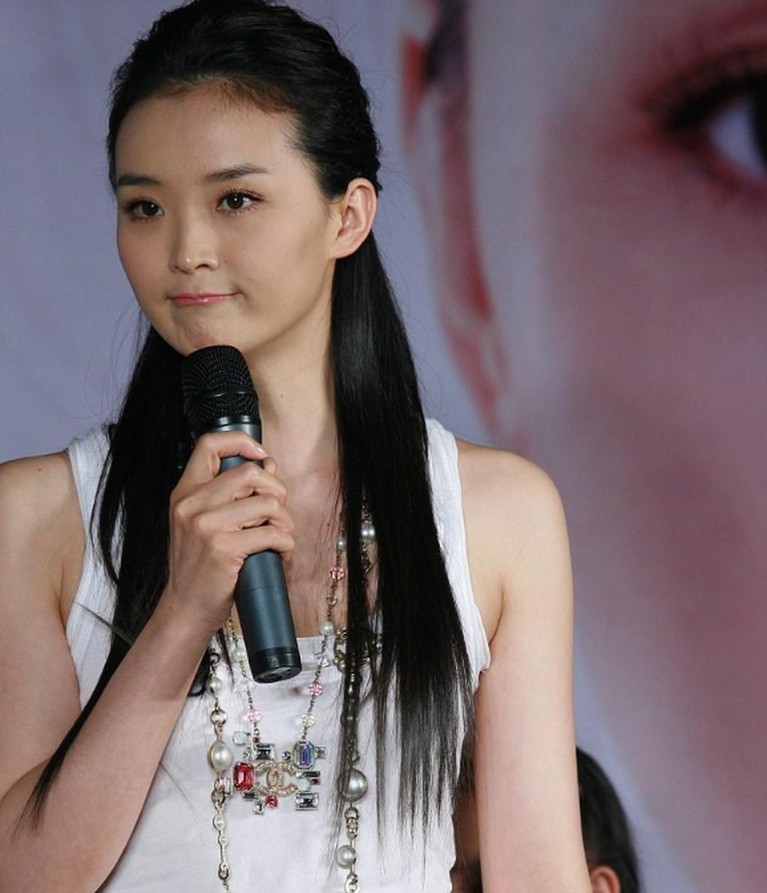 "晴格格"王艳曝光了自己故宫对面的豪宅内景,素颜站在故宫对面的豪宅