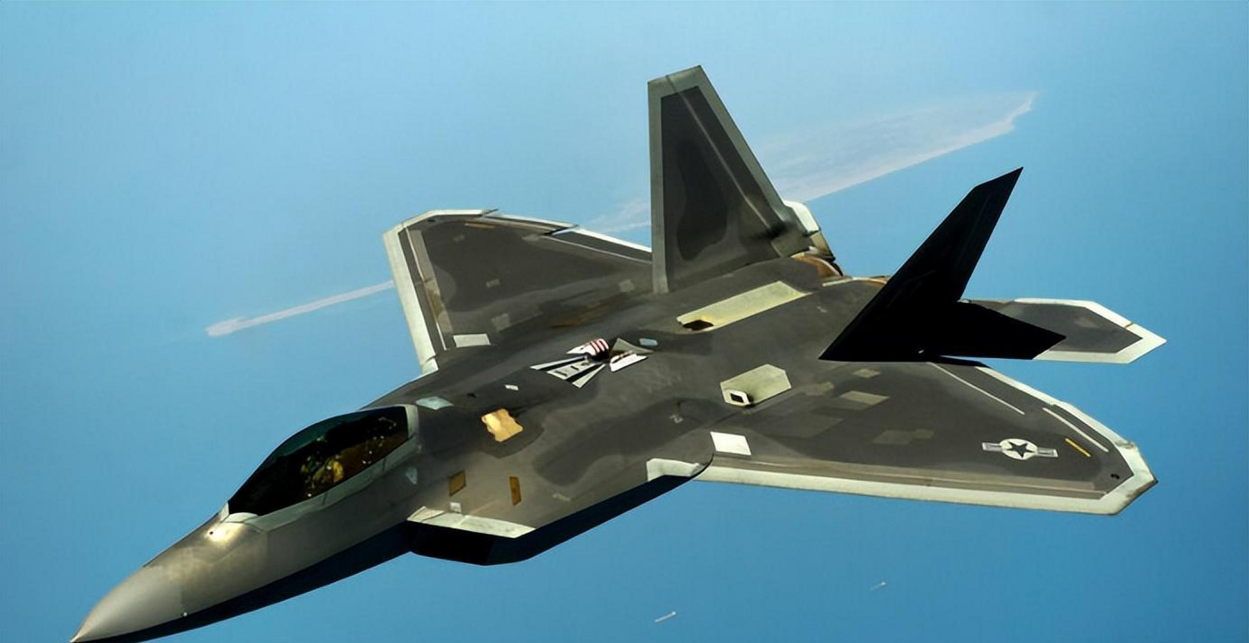 左上方是最新曝光的换装涡扇-15的歼-20 自从涡扇-15发动机量产的消息