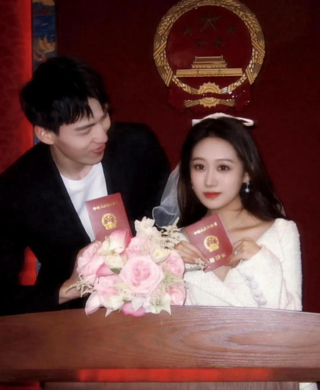 吴前晒出自己和女朋友领取结婚证的照片,并发文写道:"那天她明亮的