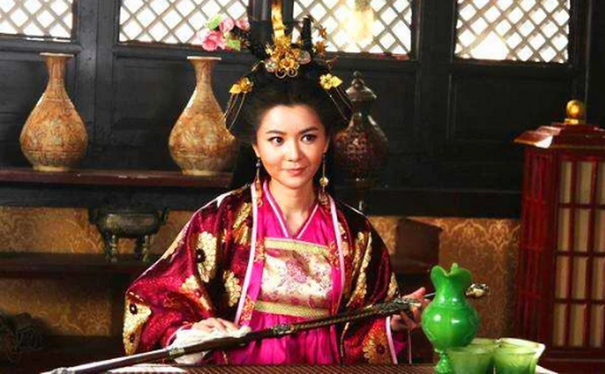 张丽华是南朝陈后主陈叔宝的宠妃,这个陈后主与唐后主李煜一样在诗词