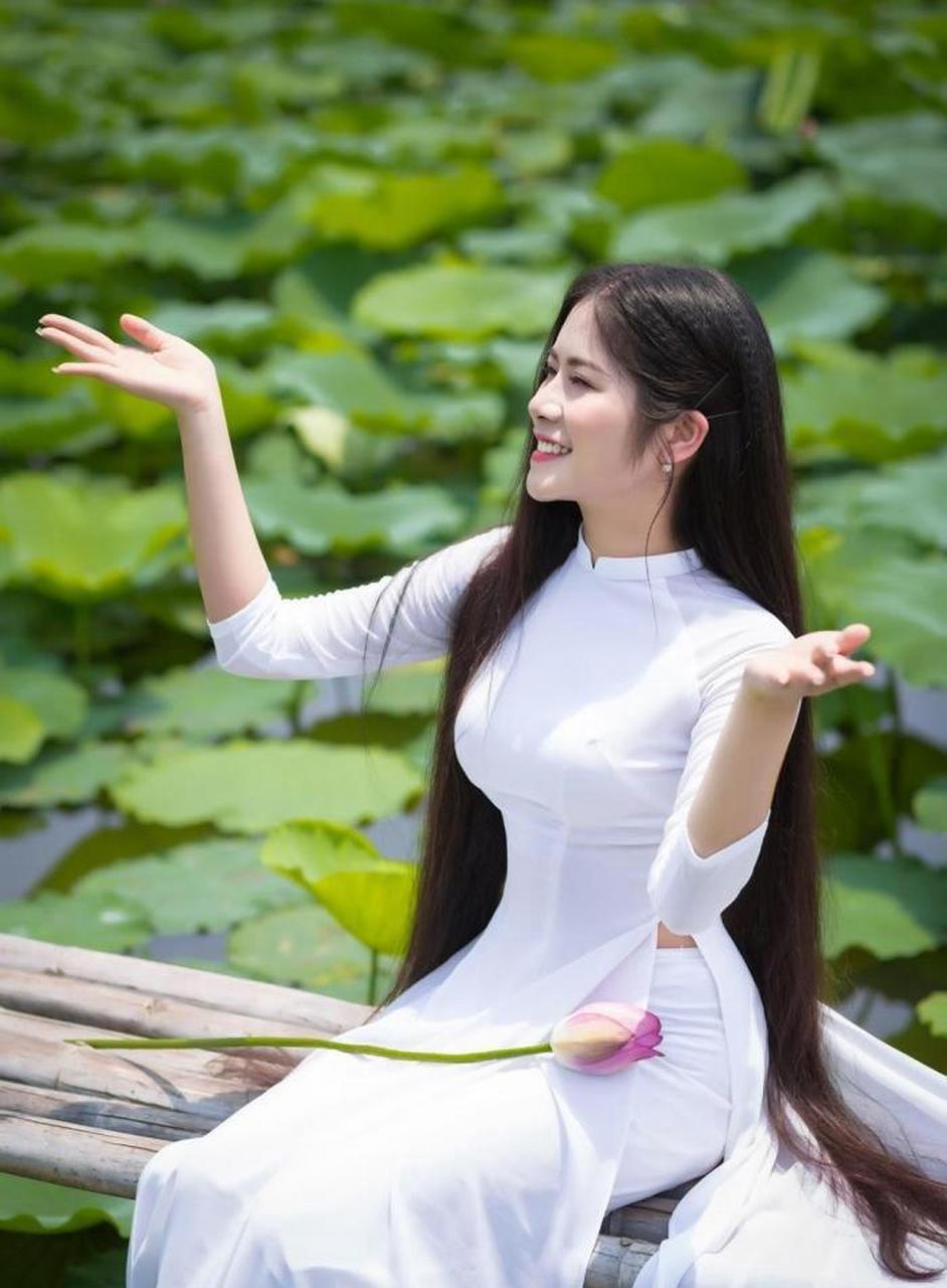 美女图集:穿着纯白色的奥黛,在荷塘里拍写真,画面清新又唯美