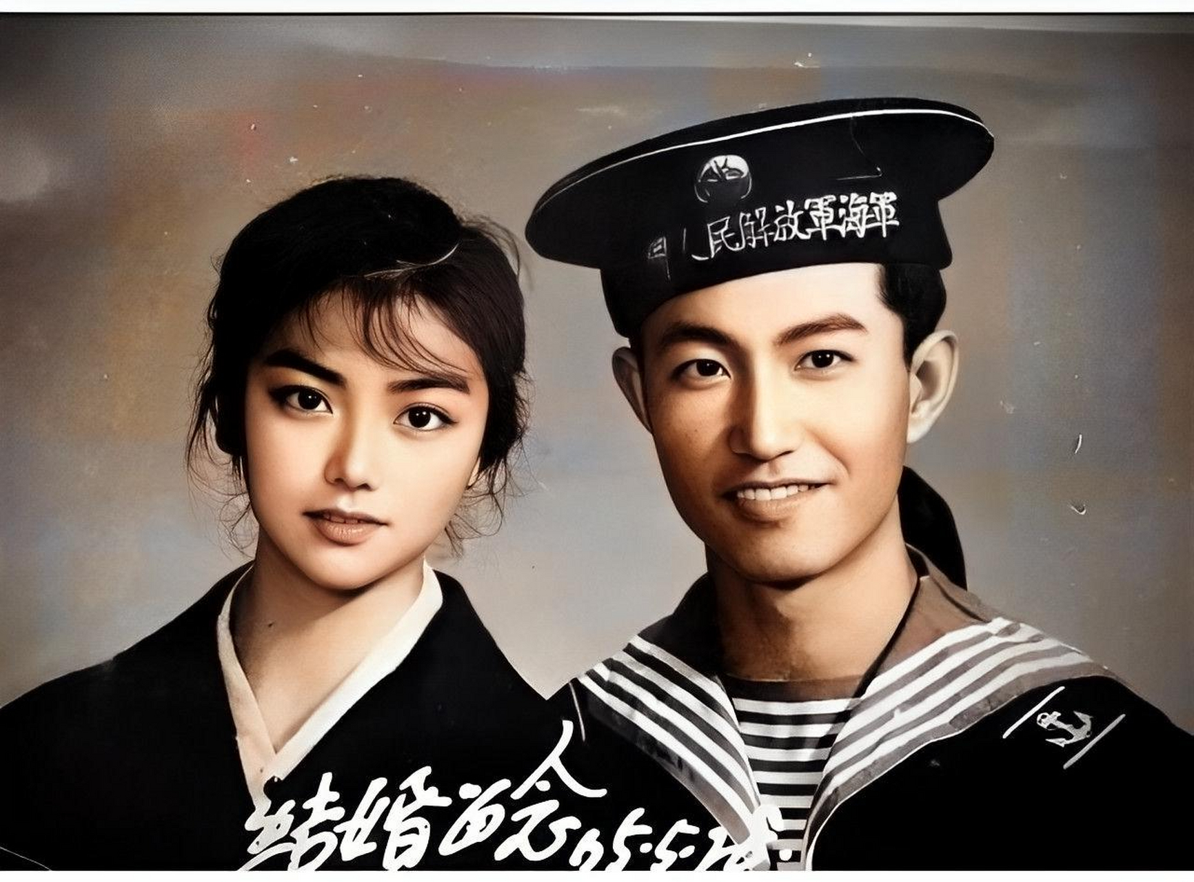 照片中的两个人真的很好,小伙子是海军,穿着军装的他精神抖擞,旁边的