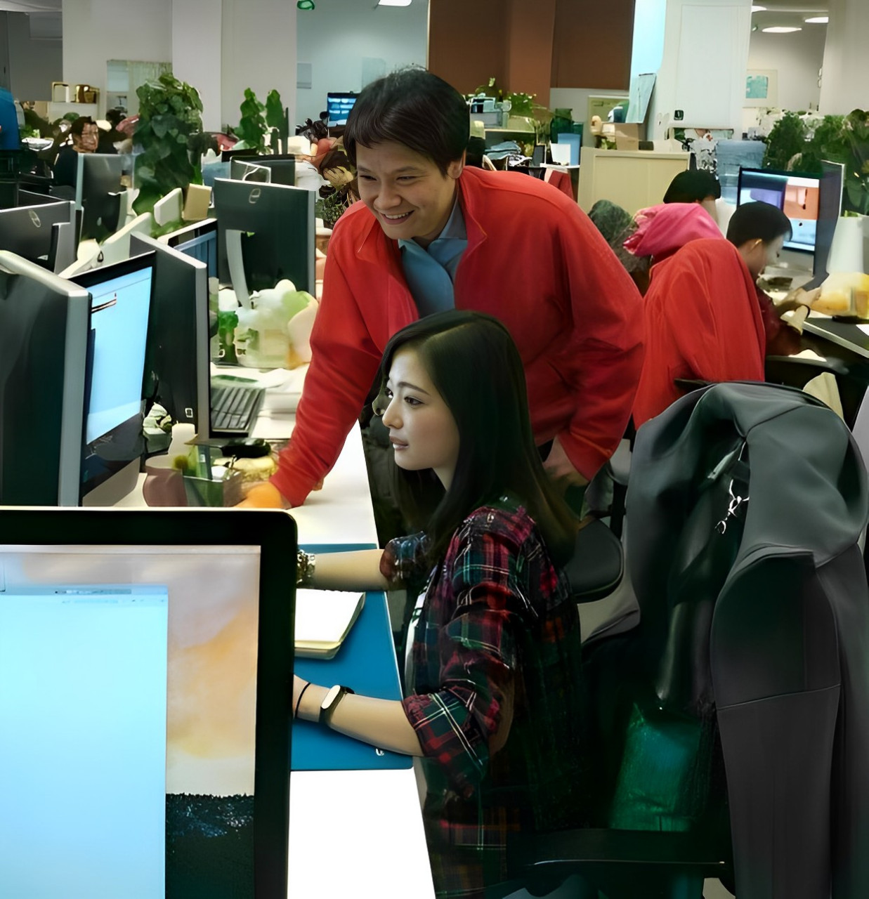 他带着灿烂的笑容指导一位女性前端开发工程师!