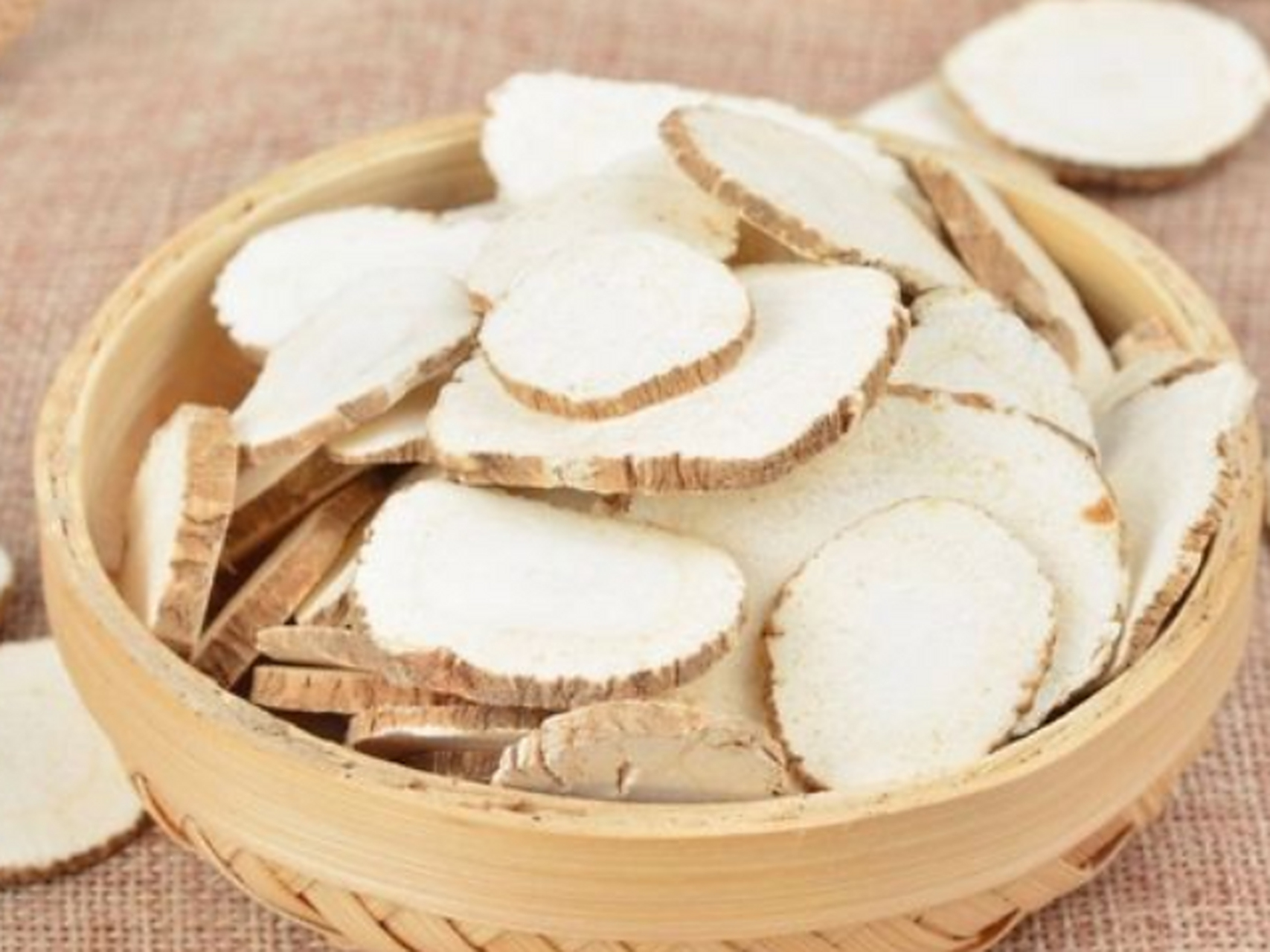 炒菜必备调料 白芷:白芷属于芳香型香料,味道辛香,吃起来是苦的,具有