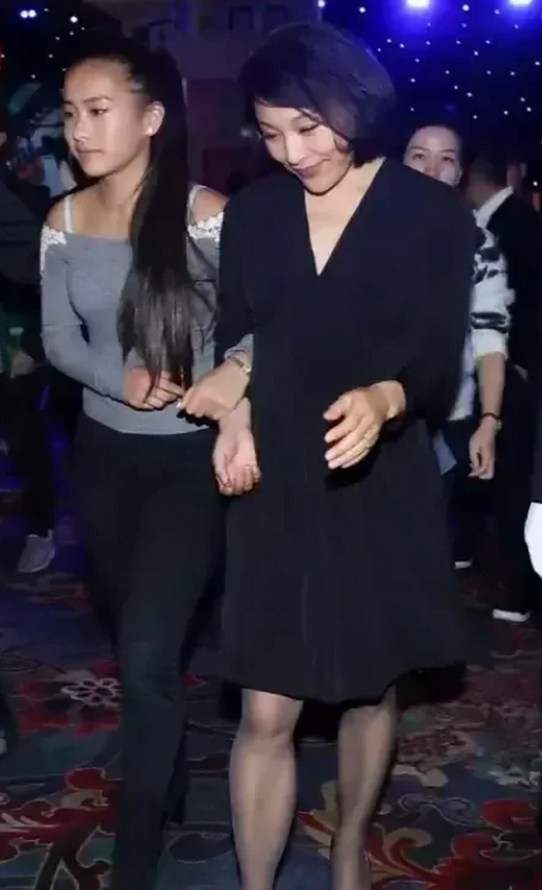 陈冲和女儿许文姗一起晒性感身材照,看到许文姗和妈妈陈冲长的非常像