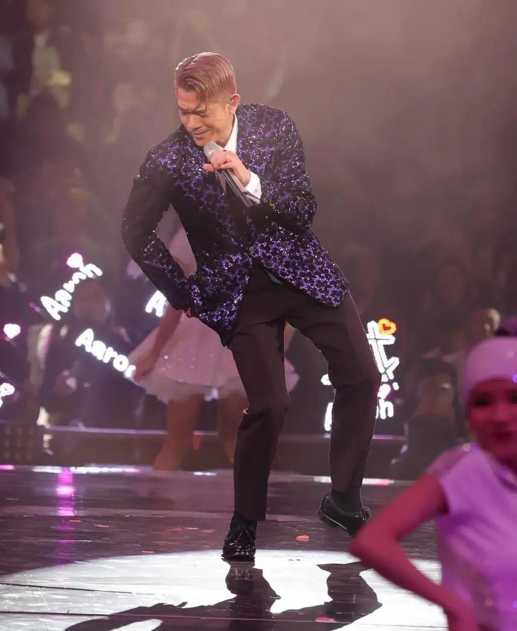 又想起著名歌星王杰的话:"为了对付我,他们弄出了四大天王!"现在来