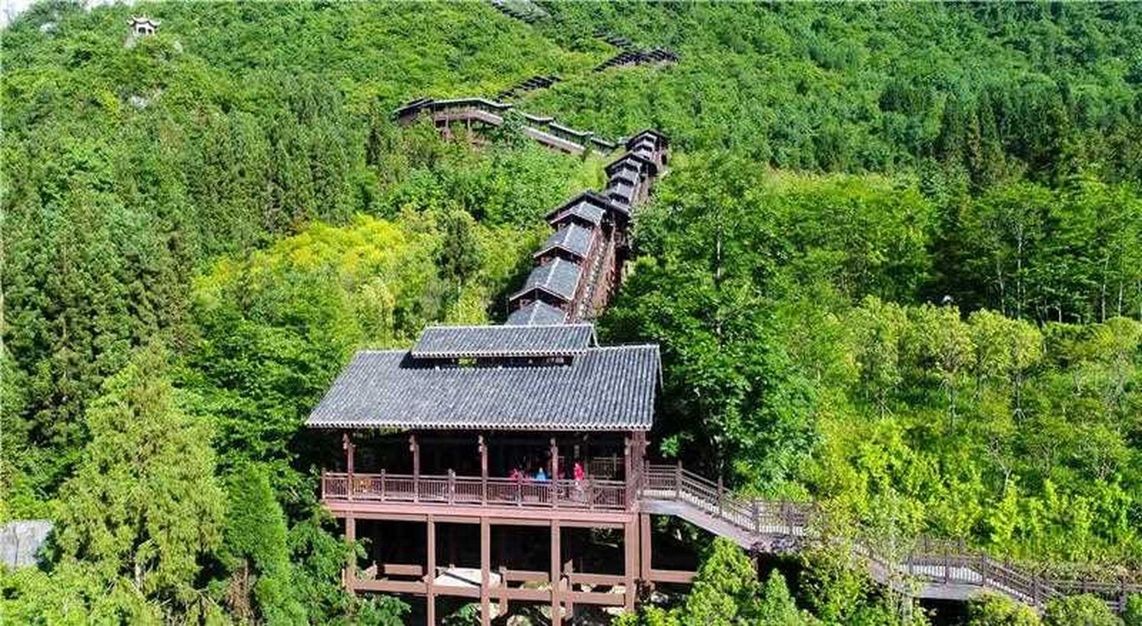 【恩施大峡谷户外手扶电梯】它卧于山野间,气势恢宏;它是自然美景与