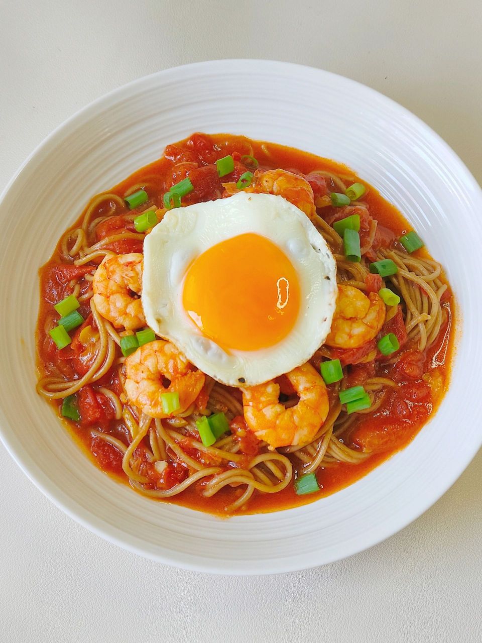 今天的快乐是这碗番茄虾仁荞麦面! 浓郁的茄汁包裹爽滑的荞麦面!