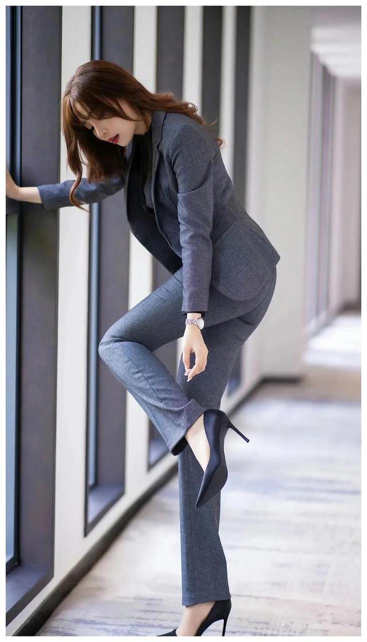 大侠壁纸:芝芝职业装长裤写真