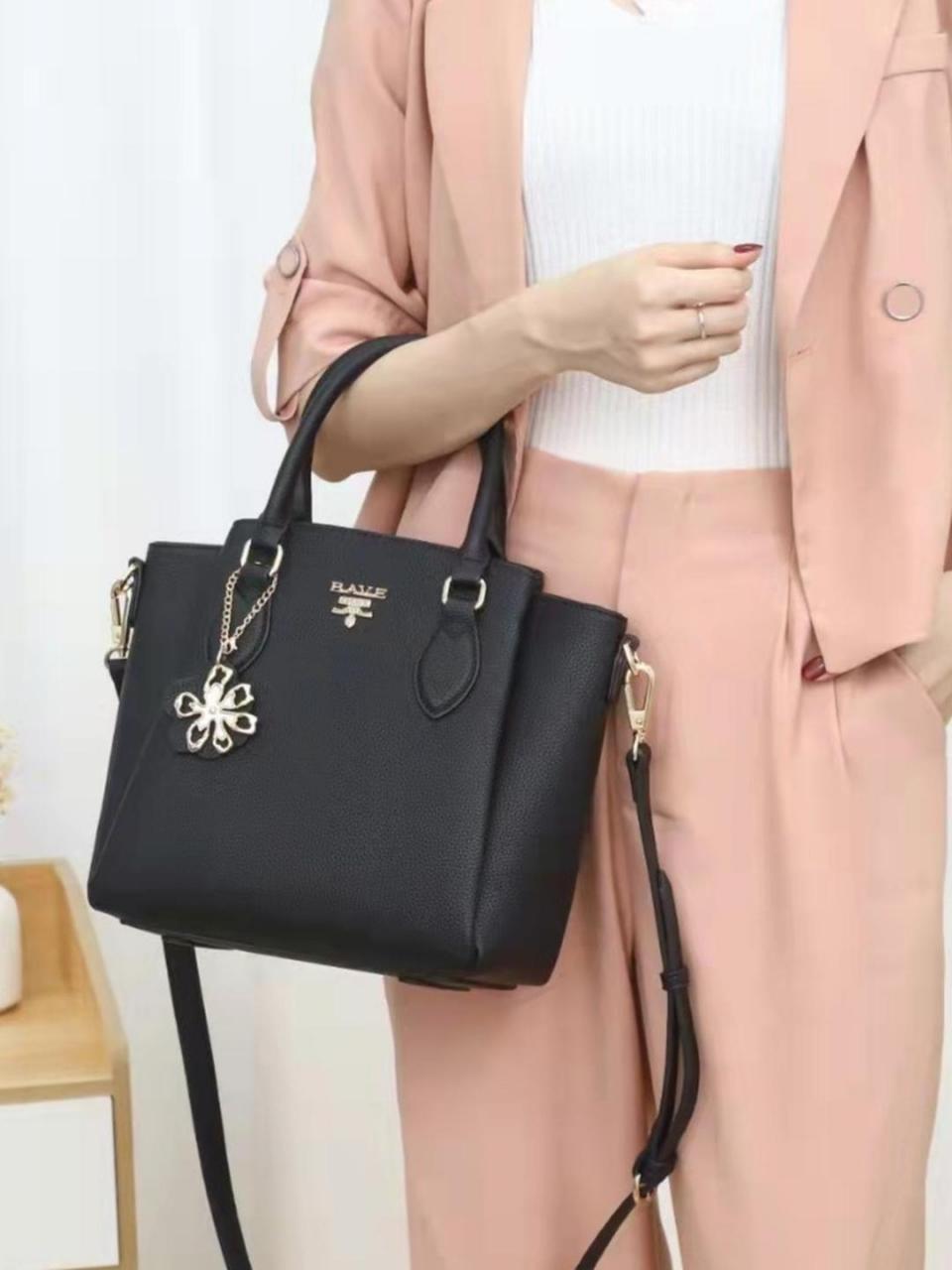 佰薇浪漫之约经典时尚手提包  这款完全就是百搭款 经典的设计,提着它