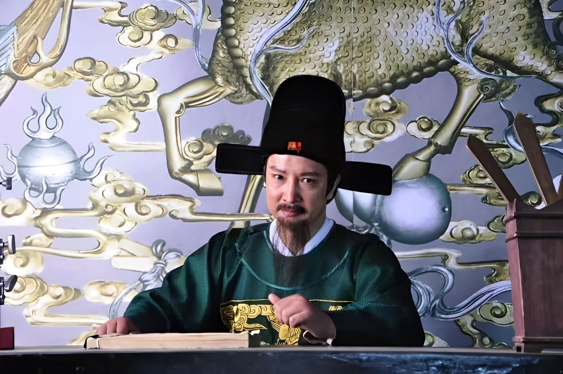 "县令大人,这就是偷我马的人!"张之洞指着一张富人的作品喊道.