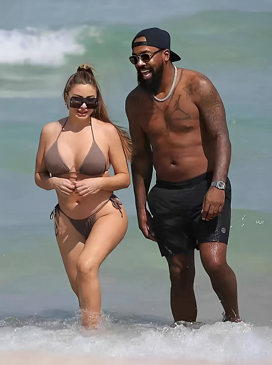 48岁的拉尔萨·皮蓬穿着性感的比基尼,和比她小17岁的男友马库斯