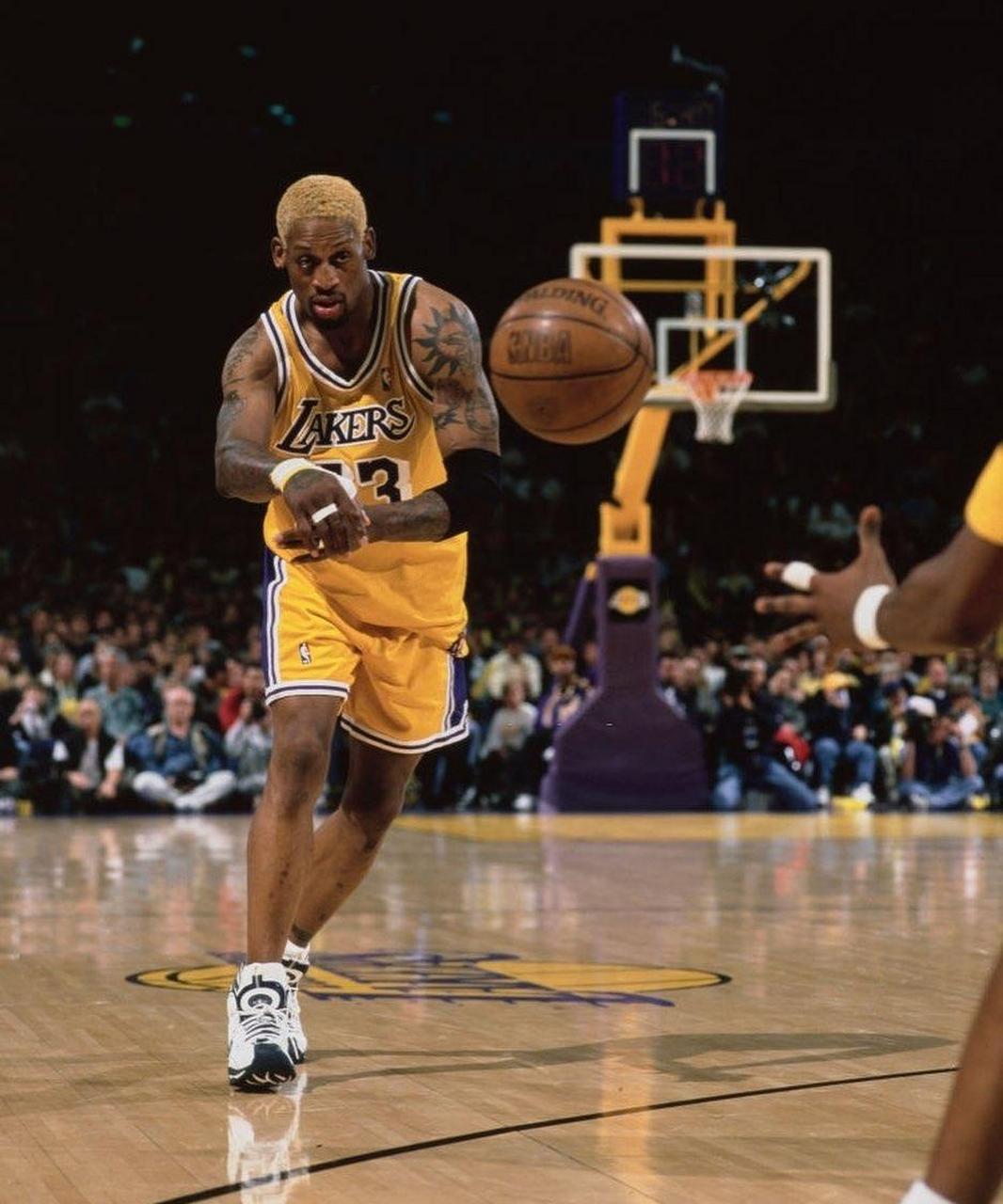 gif创作人# 罗德曼曾在1998-99赛季短暂加盟过湖人队, 不过他只为