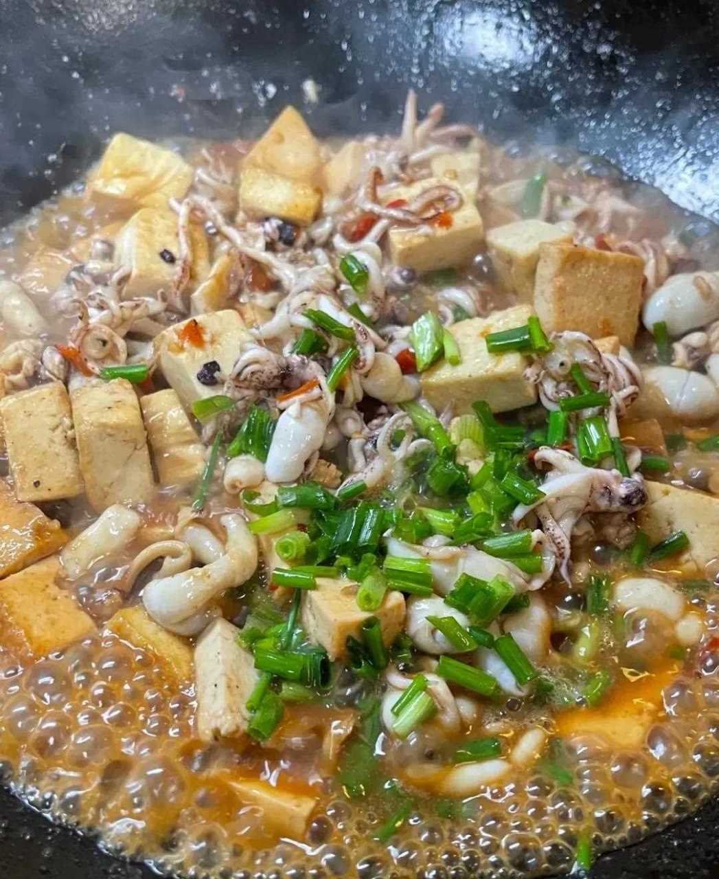 今天做一顿笔管鱼烧豆腐!