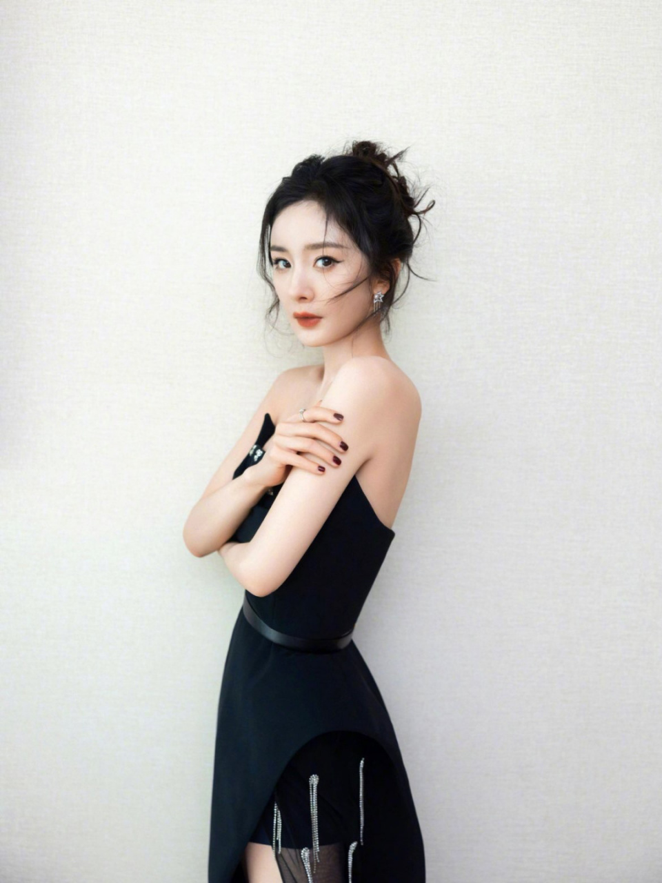 杨幂亮钻几何感 黑色礼服造型|||杨 幂身穿她最拿手的高开叉抹胸礼服