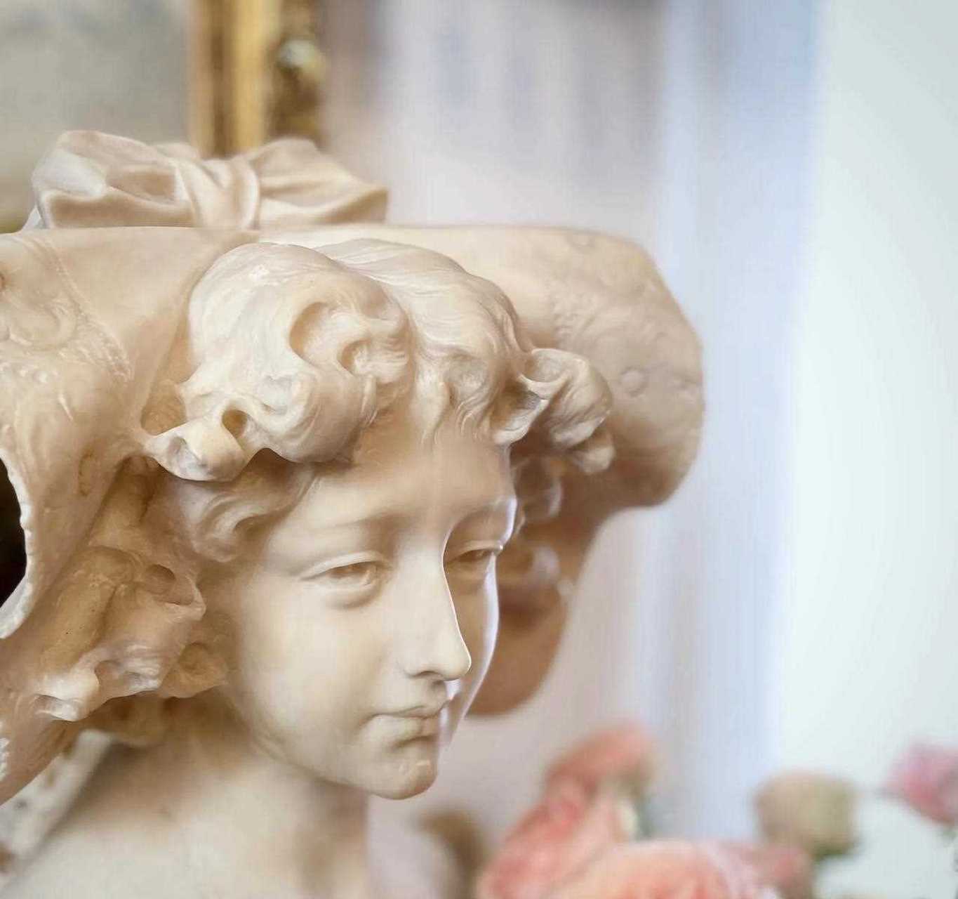 意大利/约1910年/高51厘米,宽40厘米,深35厘米天使少女一直是艺术家的