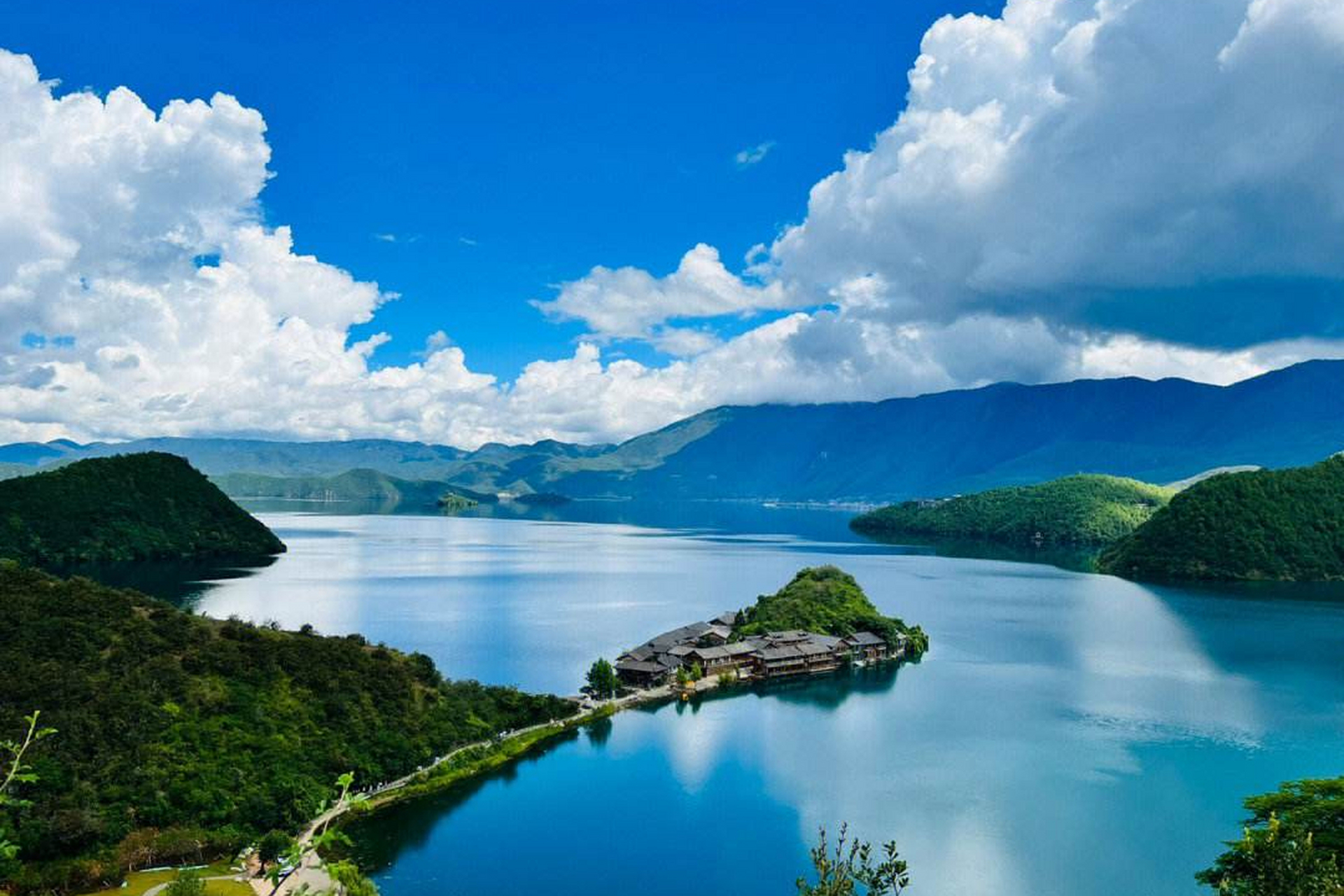 泸沽湖,位于云南海拔最高的地方,是一片净土.