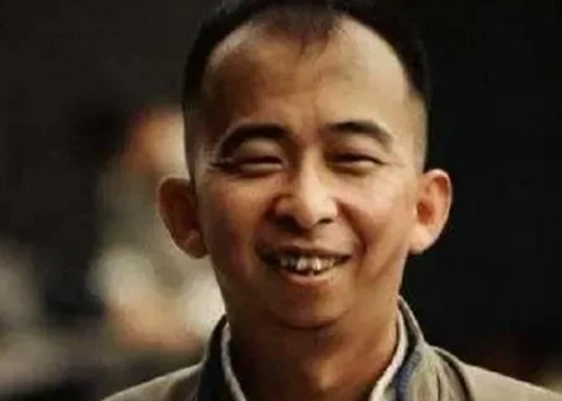 数年后,巨兴茂成为中国"第一丑星",迎娶美貌娇妻.