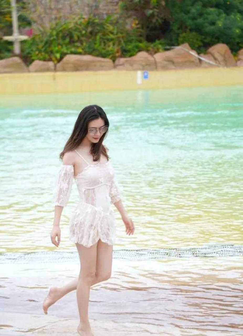 很难相信田海蓉已经46岁了,身穿复古蕾丝连体泳装秀美腿,又甜又雅更像