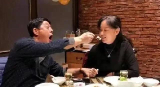 张继科家的父母爱情:印象中的张继科爸爸比较大男子主义,他的名场面是