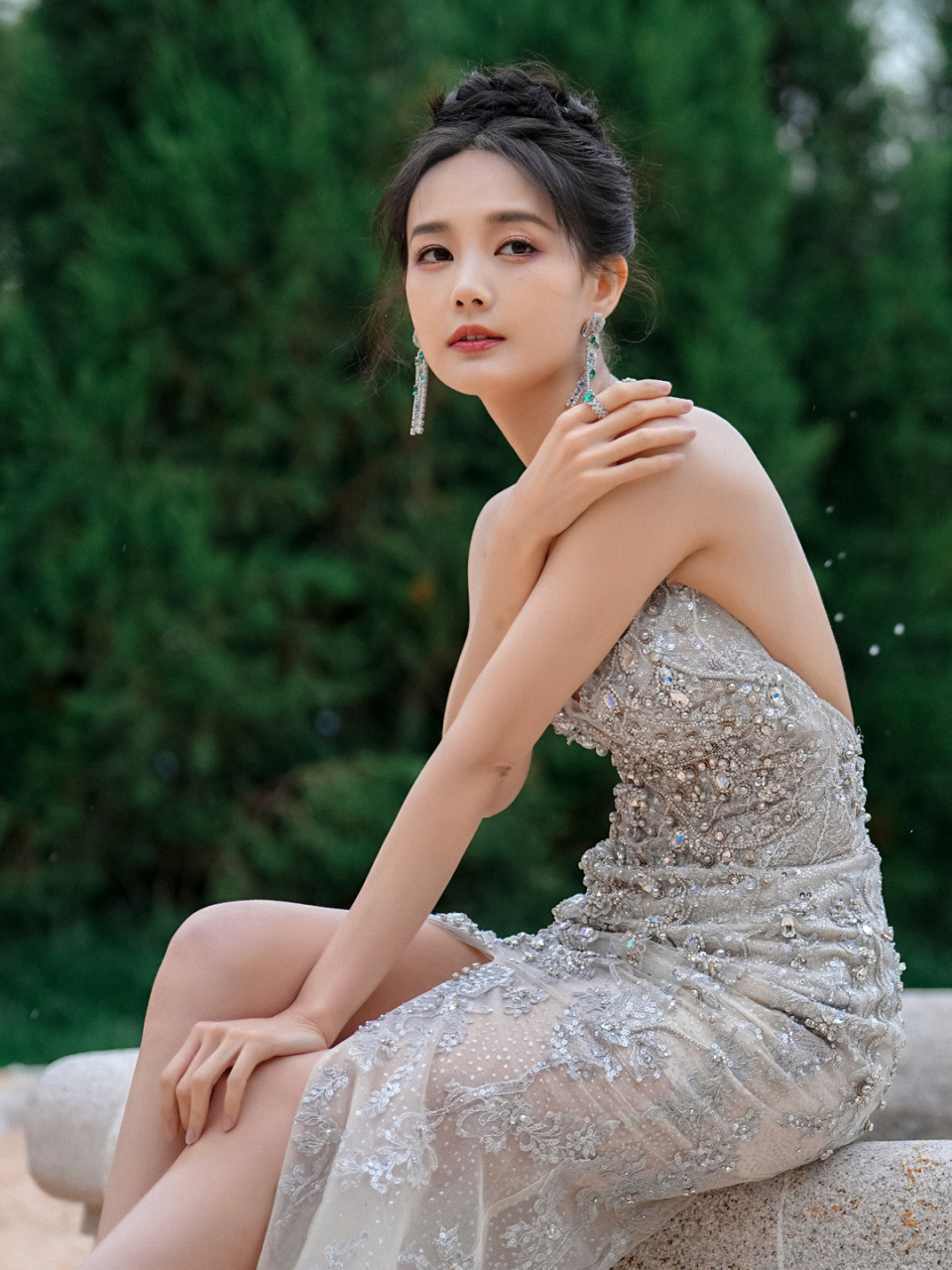 李一桐 深v露背礼服