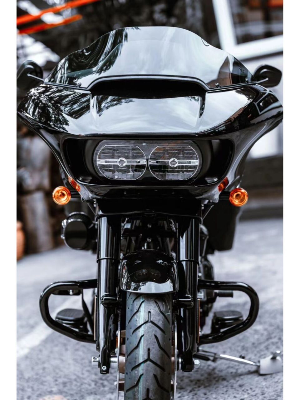 哈雷双灯公路滑翔cvo 他来了 他来了  他来了 他来了 他震耳欲聋地跑