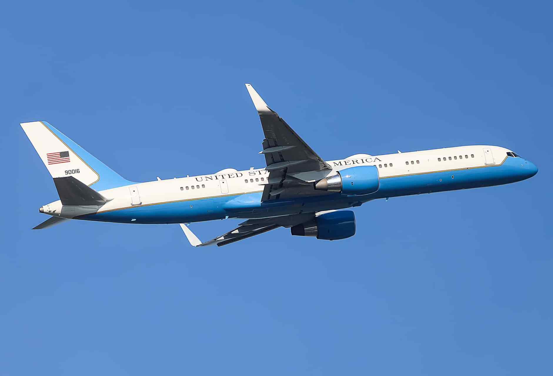 拍到一架注册号为09-0016的美国空军c-32(波音757-200)飞机,从1l跑道