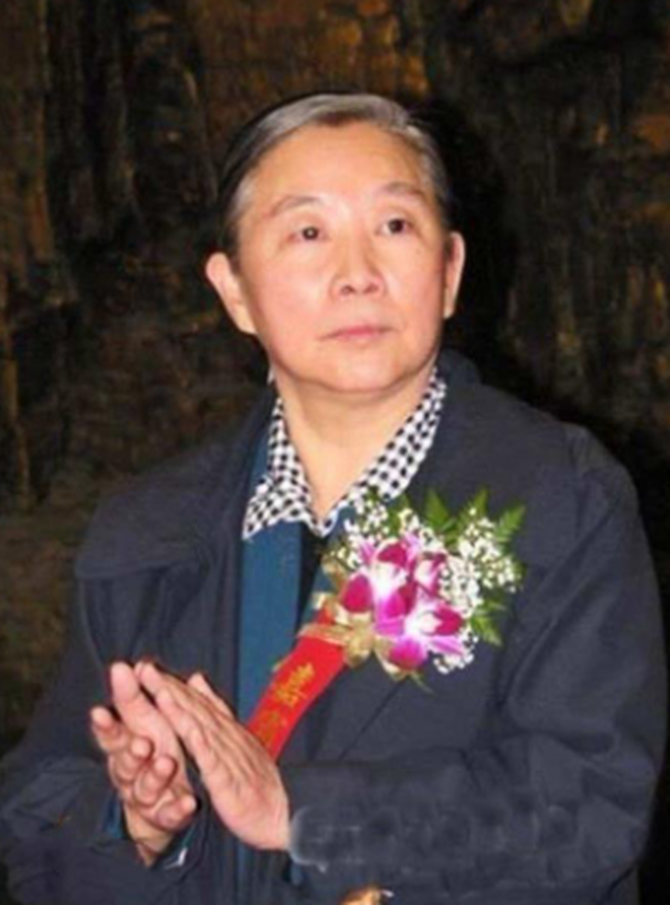 上世纪70年代,这是林豆豆与弟弟林立果的珍贵的合影,照片中,她们两人