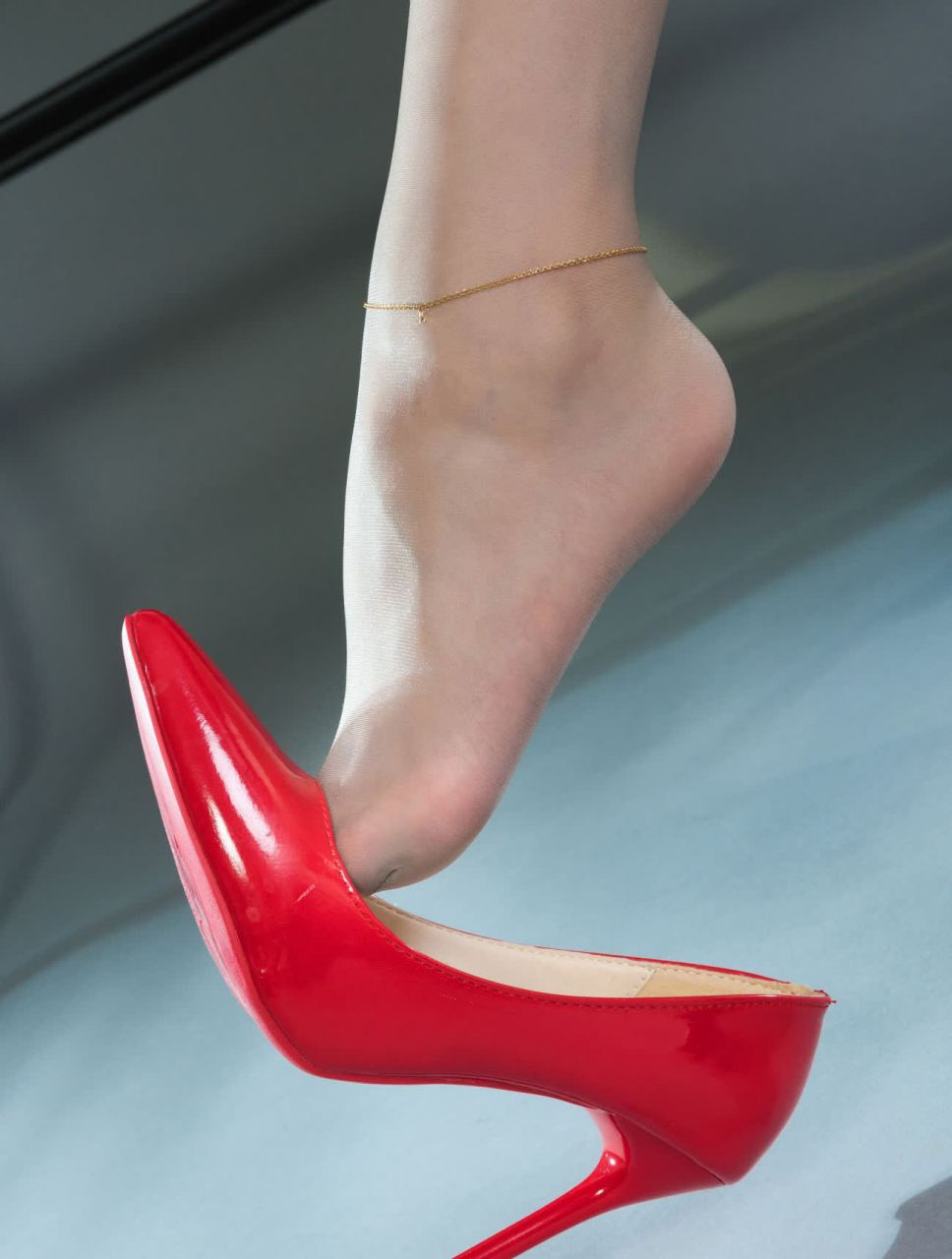 白色西装 浅蓝色牛仔裤 红色高跟鞋是我十年前喜欢的组合.