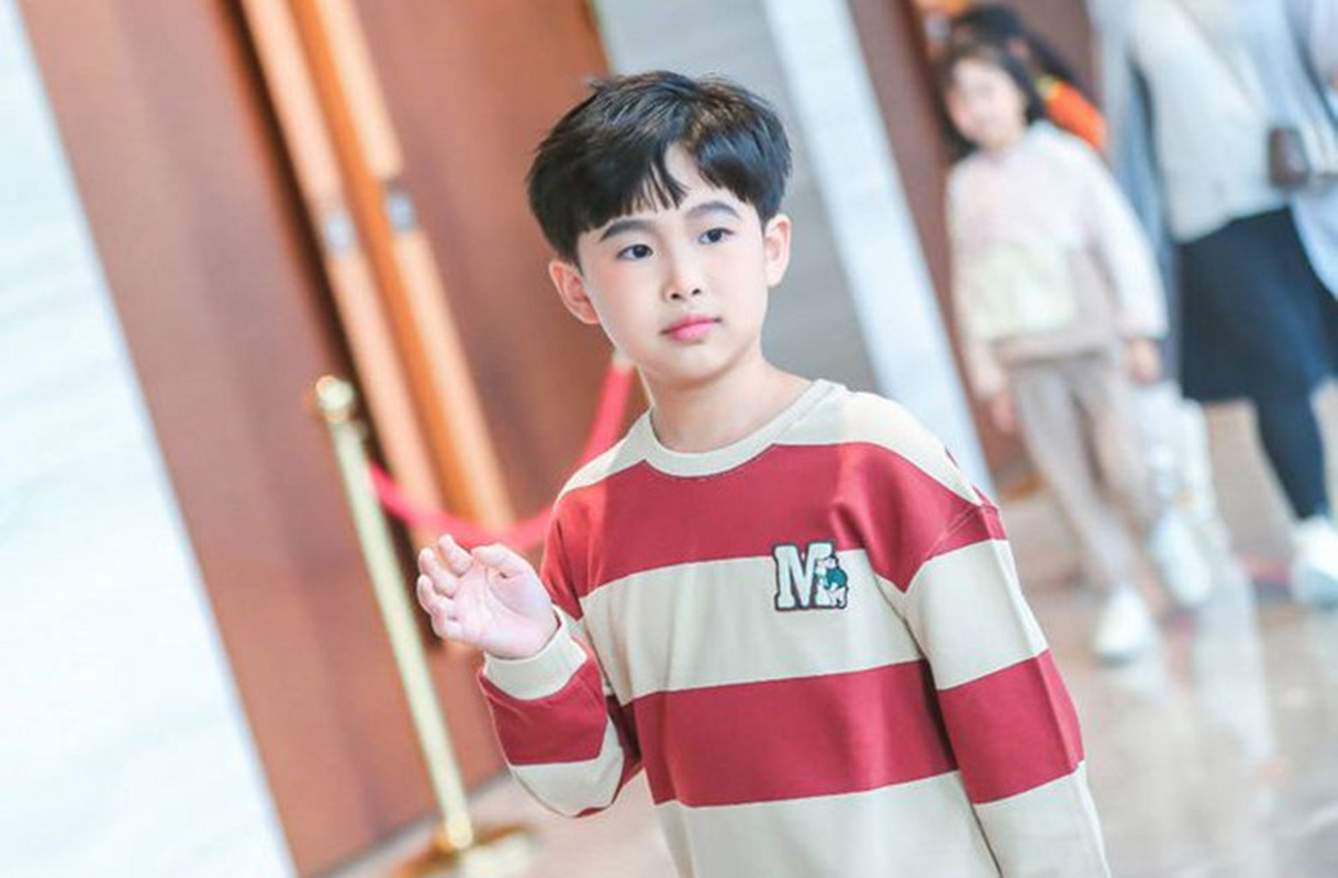 近日,易烊千玺的弟弟易烊昱华参加走秀活动的照片被曝光,引起了众多