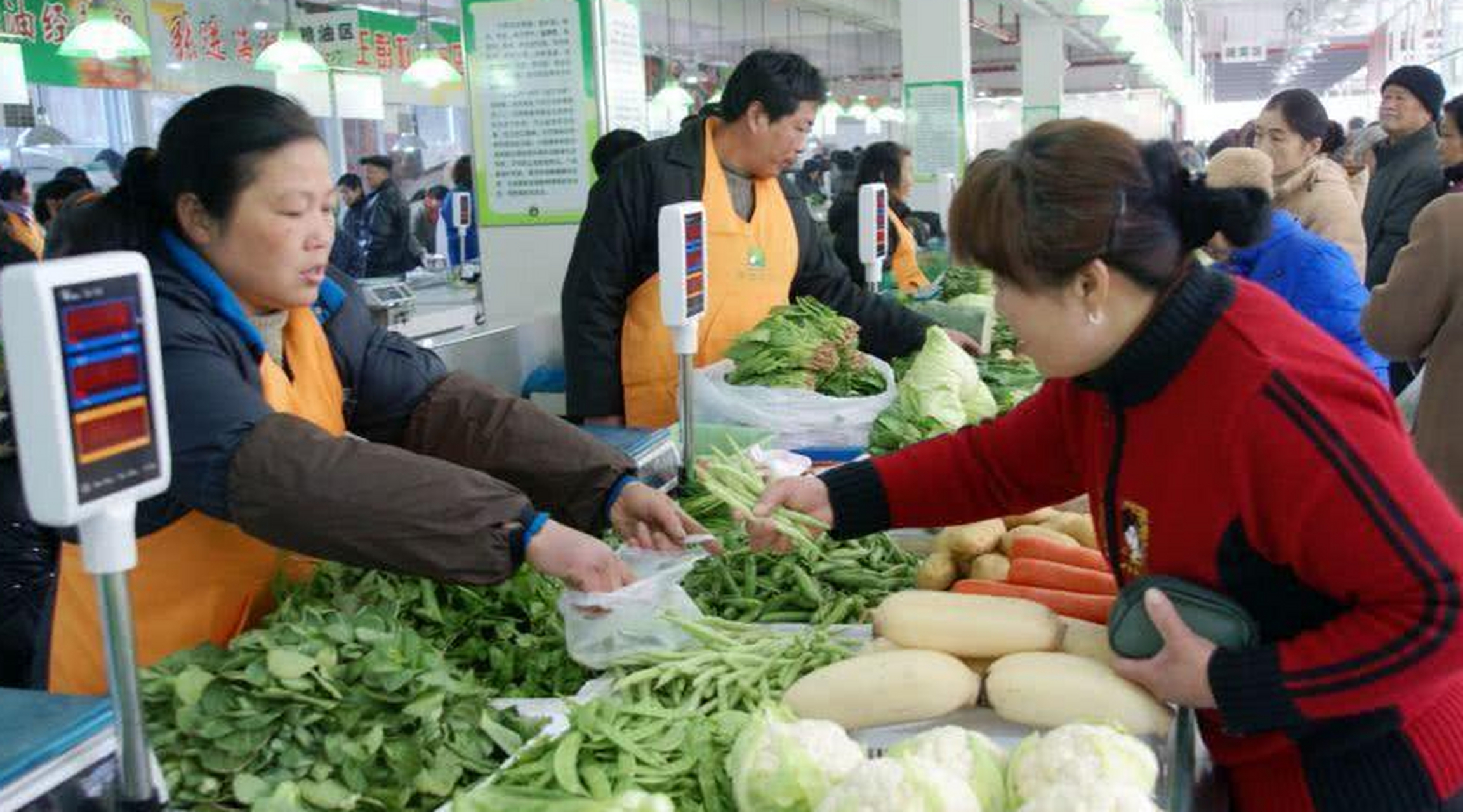 贵州贵阳的吴大哥在农贸市场卖小菜,一年下来就赚到了110万,亲戚朋友